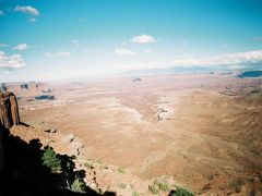 【キャニオンランズ国立公園】

デッド・ホース・ポイント州立公園（Dead Horse Point State Park）を後にしてUT-313を戻り、グランド・ビュー・ポイント・ロード（Grand view point Rd.）へ入ります。
しばらく進むとキャニオンランズ国立公園（Canyonlands N.P.）のアイランド・イン・ザ・スカイビジターセンター（Island in the Sky Visitor Center）があります。
ここを初めて訪れる、「来たことのない2人に感動を！」ということで1年前にも来た場所に再び訪れてみました。