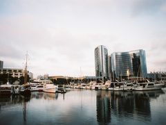 【シーポート・ヴレッジ】

ホテルからすぐのところにシーポート・ヴレッジ（Seaport Village）もあります。
鏡面張りのビルが今回のホテルです。
ここには土産物屋やレストランなどがそろっていて、歩いているだけでも楽しいところでした。