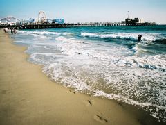 【旅の締めくくり】

旅の終盤はビーチでゆっくりとくつろぐことにしました。
サンタモニカ（Santa Monica）の太平洋の波は結構荒々しく感じました。