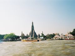 ワット・アルンから対岸まで渡し船に乗りました。
チャオプラヤ川を渡るだけなのですぐに対岸に着きます。