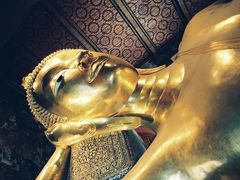 次に訪れたのはワット・ポー（涅槃寺）です。
タイでは寝そべっている仏像も珍しくはありません。
それにしても全身金色でとにかくでかい！