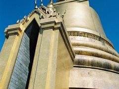 ワット プラケオ、別名エメラルド寺院
ひときわ目を引く金色の建物です。
タイでは金色で作られたものをよく見かけます。