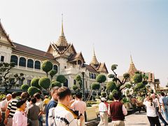 こちらは王宮です。
自分もそうですが、たくさんの観光客で賑わっています。