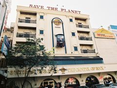 ここからはフリープランです。
バンコクの繁華街、サイアムスクエアにあるハードロックカフェです。
壁にはトゥクトゥクが刺さっています。