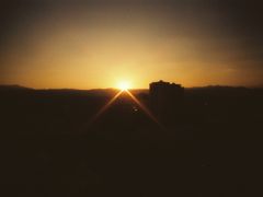 【地平線の夕日】

フラミンゴヒルトンの部屋からは地平線に沈む夕陽が見えました。