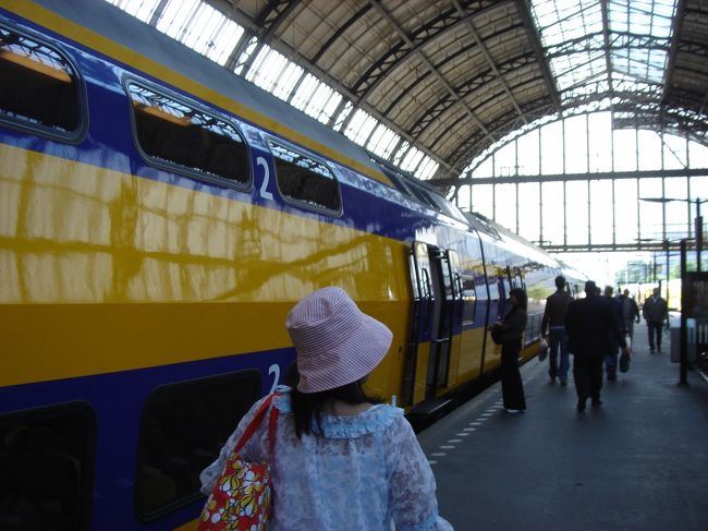 アムステルダム中央駅のホーム<br />これから空港へ向かいます