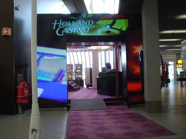 オランダ　スキポール空港の中のカジノ<br />世界でここだけ、カジノの中に時計があるそうです！