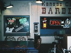 今回２回目の「ＫＡＮＳＡＳ　ＣＩＴＹ　ＢＢＱ」という名前のバーです。
映画トップガンの撮影で使われました。