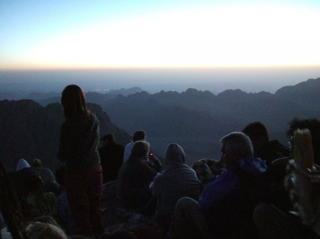 みんなじっと日の出が出るのを待っています。<br />７月なのに、朝晩はとっても寒いです。