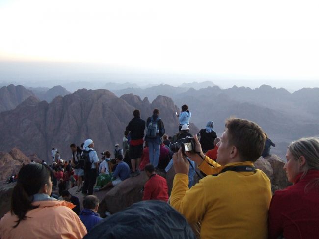 東の空がだんだん明るくなってきました。