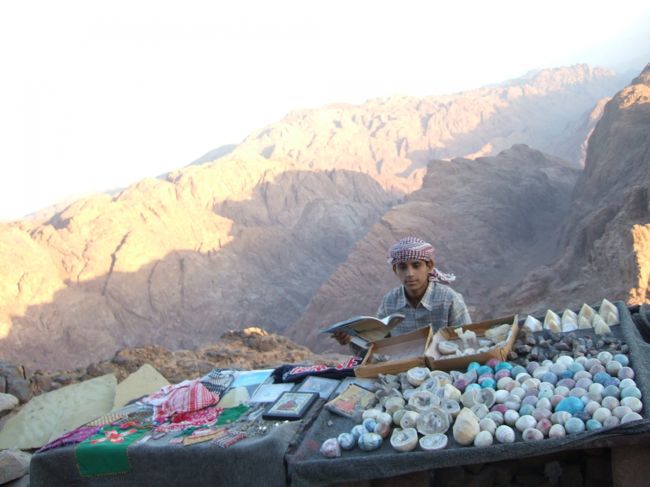 頂上にもお土産やさんが。<br />朝早くから大変ですね。