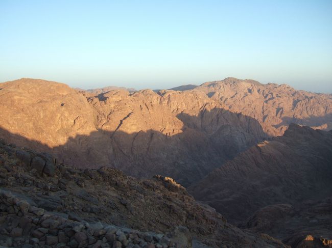 周りの山が明るくなってきました。<br />オレンジ色に輝いて神秘的。