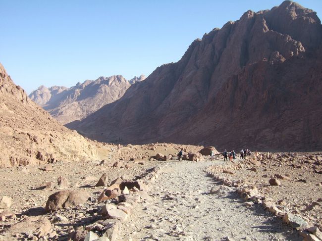 下山のときは、滑りやすいので気を付けて。<br />真っ暗の中登ってきたので、下りの風景は別世界。<br />