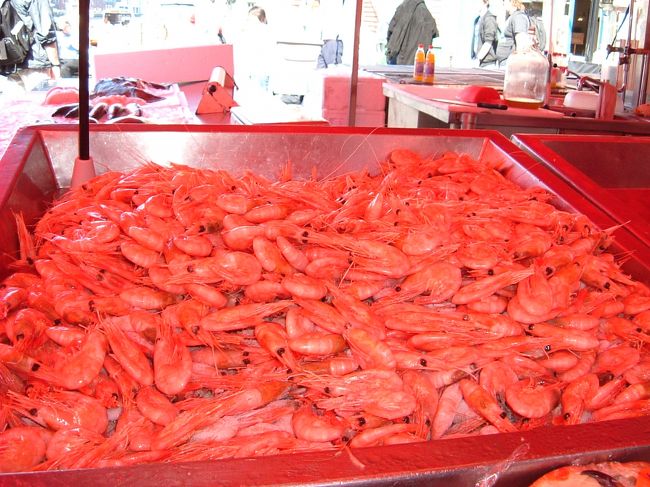 ベルゲン　「フィッシュマーケット」　<br />テントが赤いので写真も少し赤く見えますがとても美味しそう！