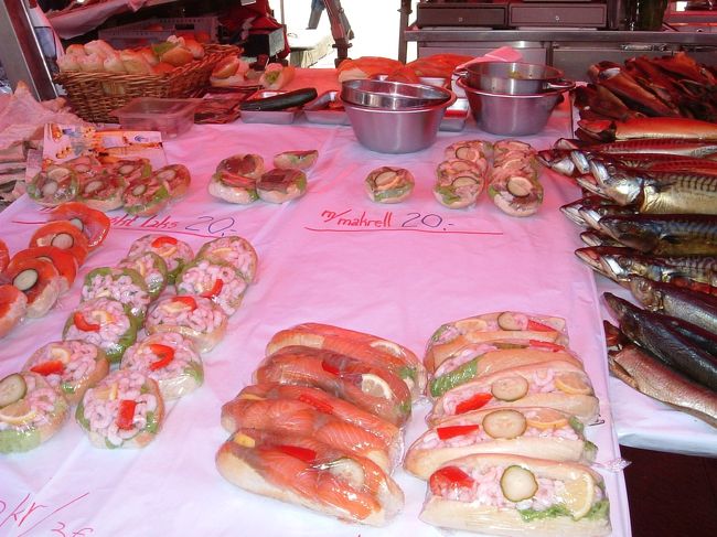 ベルゲン「フィッシュマーケット」名物の　<br />*オープンサンド*　色々な種類があり、私はシュリンプを<br />食べました　