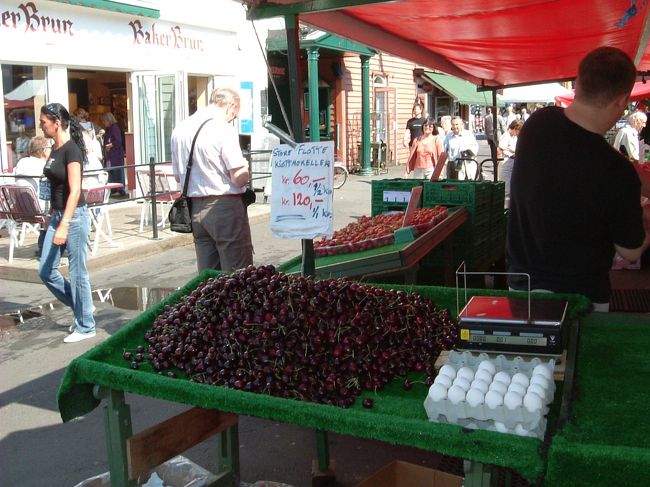 ベルゲン　フィッシュマーケット（隣）には果実が沢山売っています<br />　私はイチゴをゲット！　完熟していて美味しい！！