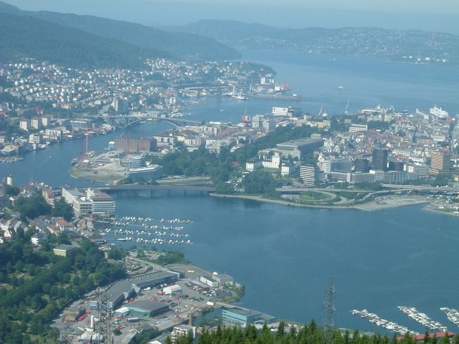 ベルゲン「ロープウェイ」　<br />*ウルリッケン山（Ulriken）*　標高643ｍ<br />ベルゲン町を越えて西ノルウェーを見渡せる広大な景色です