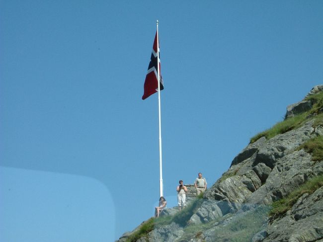 ロープウェイから見たウルリッケン山　国旗が見えます