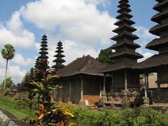 BALI2005　《地上の楽園》の魅力　　39/　　14

タマンアユンは公園の寺の意味という。緑豊かで広々とした敷地。余裕・安穏とした雰囲気が漂っていた。