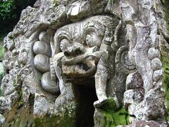 BALI2005　《地上の楽園》の魅力　　39/　　23

ゴアガジャの遺跡。ボーマという地の神の顔と思われるレリーフが彫られている。石窟内部はＴ字型になっていて高さは2メートルほど。突き当たりの部屋にはバリヒンドゥーの神々の像が安置されている。