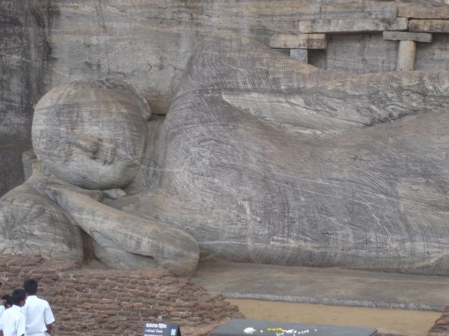 ポロンナルワの涅槃仏。有名だがインパクトはなかった。