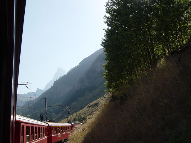 夕方５時前、ツェルマットの町が近づいてきました。向こうには白い夕陽に輝くマッターホルンが見えています。