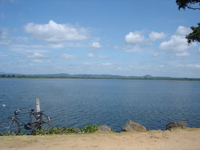 ポロンナルワの湖。綺麗だがゆっくりする暇はなかった。