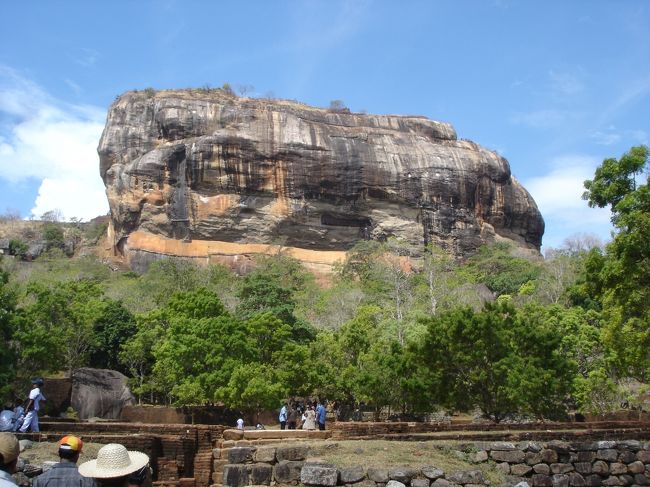 下からみると、なんでこんなところに王宮なんか造ったのかねぇ、とCrazy Kingを蔑みたくなるが、登れば分かる天然の城砦。四方八方が見渡せ、城としてふさわしい。父を殺して王権につくも１１年のはかなさ。弟を恐れても王になりたかったのか。