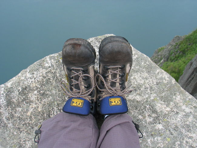 恐る恐る端っこまで行ってみました。<br />その後、ここで持ってきたパンを食べて下山します。<br />