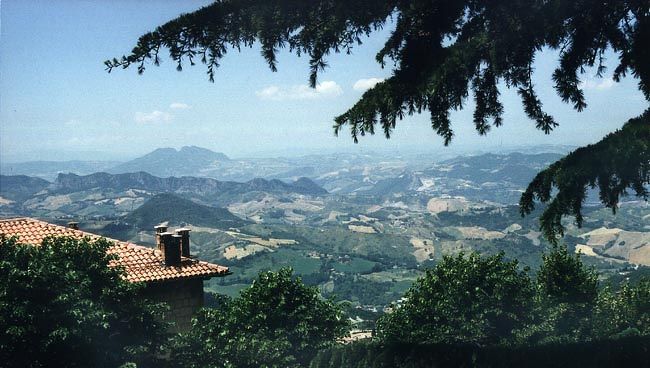 眼下に広がる緑の海原のようなエミリアの丘