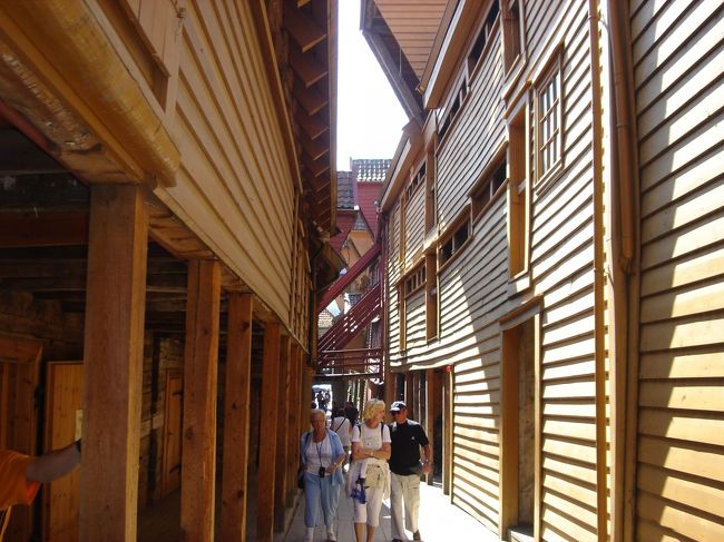 *世界遺産*　ブリッケン地区の中　今にも倒れそう...