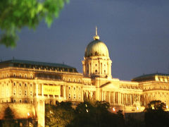 夕闇にたつ王宮です。
夜景の写真は撮るのが難しい。夕闇で空もまだすこし明るい方が、良い写真がとれます。