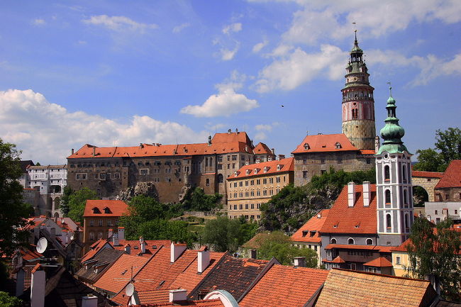 宮殿を見上げる