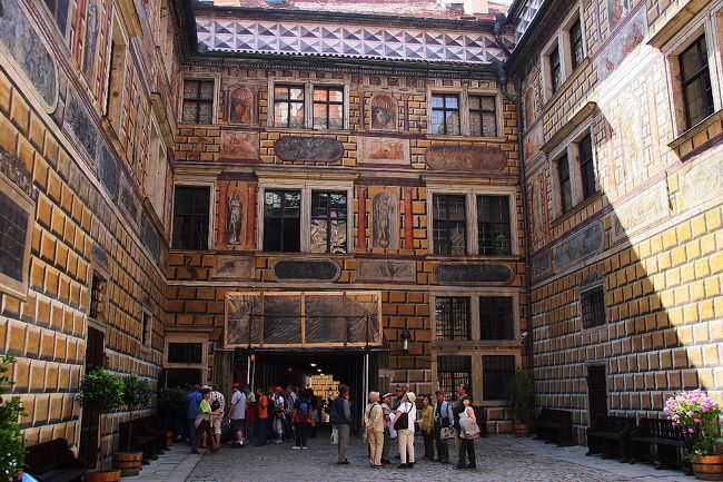 壁が騙し絵になっていて不思議な魅力です