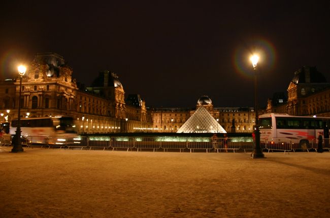 ルーブル美術館とピラミッドです。普段は９時頃でもあるところまではルーブルの敷地に入れるのですが、この日は閉められてしまいました。