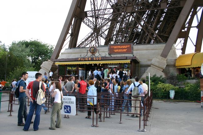 エッフェル塔の登る観光客？（たぶん）の渋滞です。待ち時間は約３０分でした。結局登りませんでした。