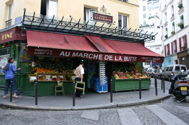 映画「アメリ」に登場したフルーツショップです。アメリのポストカードやＤＶＤ等がたくさん売ってましたが、なによりフルーツが美味しそうでした。