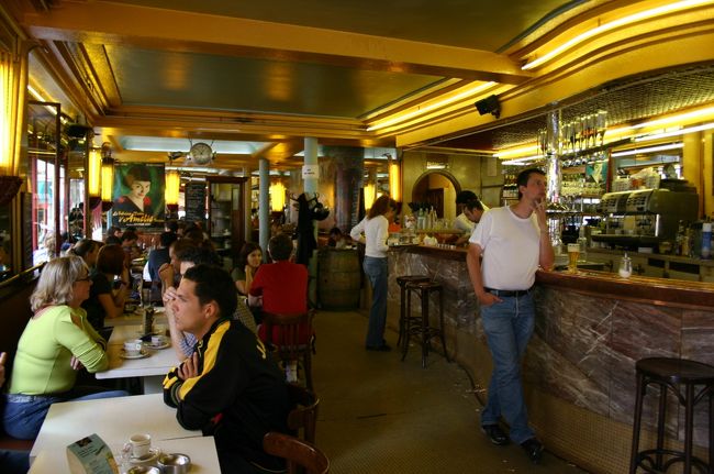 アメリの舞台となったカフェ・ﾄﾞｳ（小さいウが出ません）・ムーランです。映画程キレイではありませんでした。満席でアメリ気分が味わえず、次回にトライします。