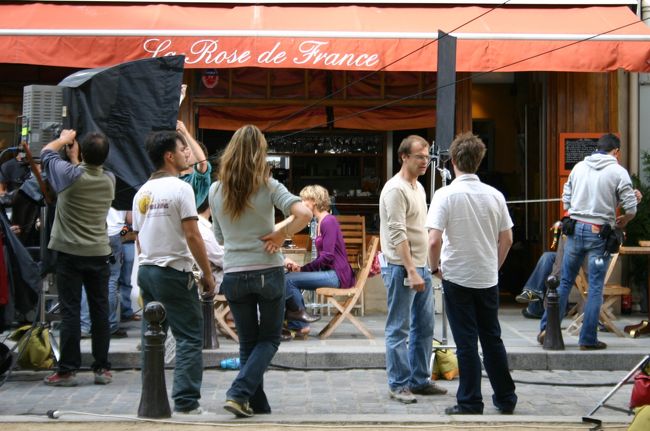 映画の撮影をノートルダム付近のこじんまりしたカフェでやってました。女優さんが隠れてしまってますが、後日、他の映画のポスターに出ているところを発見！！