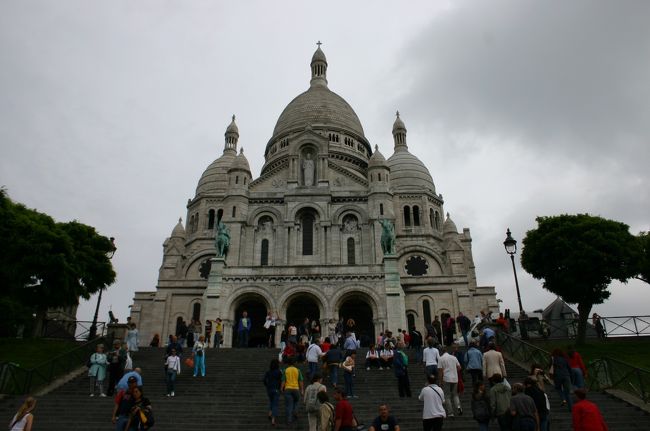 モンマルトルの丘、サクレ・クール寺院です。