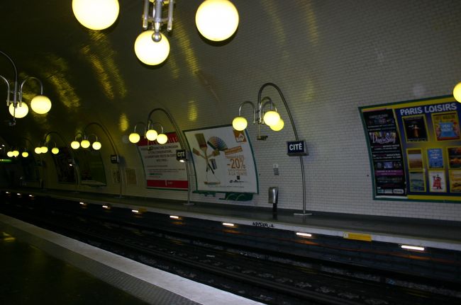 メトロのシテ駅です。ここからパリが始まりました。