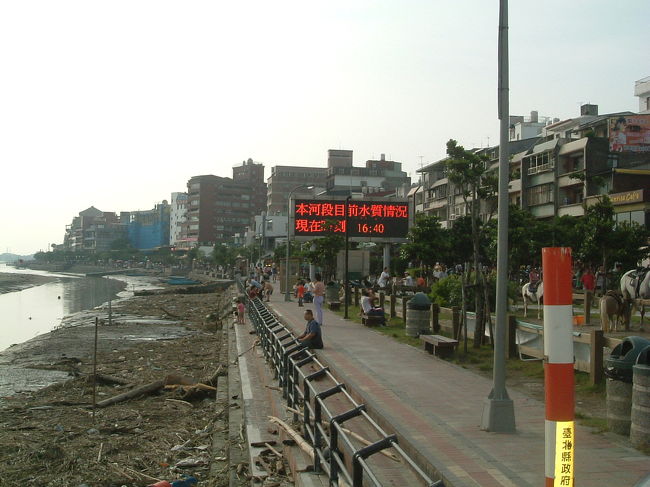 川沿いのお店。お祭りのようににぎわっています。