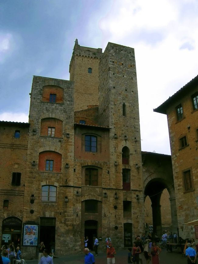 ◆『チステルナ広場に建つ３本の高い塔♪』<br />チステルナ広場からドゥオモ広場に続く手前に、一際目立つ３本の高い塔が並んでいました☆この広場で一休みしたときにジェラーとを食べましたが・・あれれ？ま、待てよ・・食べたハズだけど・・フィレンツェでだった気もしてきたぞ(^_^;<br />記憶が定かでなくて、Naoちゃんに確認しときますので・・少々お待ち下さいませませ(^_^;