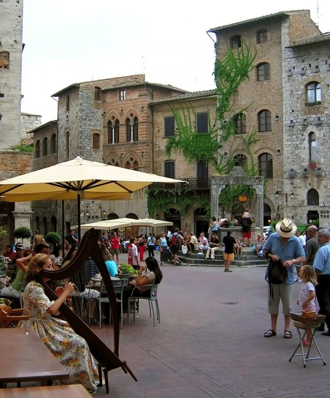 ◆『チステルナ広場に戻るとそこに・・♪』<br />しばらくドゥオモ広場の舞台設置の様子を眺めてから、チステルナ広場に戻るとそこではハープの演奏をしている少女がいました(^○^)/なかなか良い音色だったと思いますが・・良く解らない(^ ^;だんだんと夕暮れに向う時間帯なのに・・サン・ジョバンニ門の法からは、次々に人々が現れてきます☆うーんバスも無い時間帯なのに、皆さん車で来るんでしょうが・・どんだけ駐車場があるんだか(-_-#