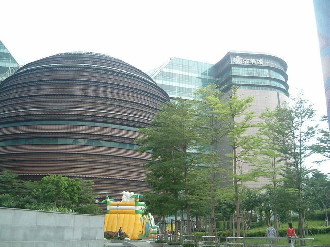 台北にはたくさんのショッピングセンターがありますが、京華店は球技形でおもしろいところです。地下のフードコートはいまいちでした・・・。