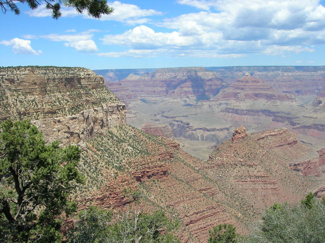 同じく上の写真をもう少し渓谷がわかり易く、写真を撮ってみました。　North Point(向こう端)まで約２５キロ。歩けないよ、、、、(-_-;)<br />