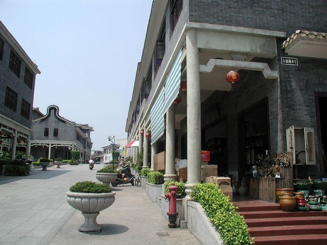 佛山の公仔（ごんざい）の町に着きました。<br />この一角全部が焼き物の販売店。<br /><br />「公仔」とは、焼き物で出来た人形の事。<br />人物、動物、植物、昆虫・・・などなど、形になったモノは全てこう呼びます。<br />ちなみに、マスコット関係やキャラクター商品の人物など、エンビで出来たものも同じく「公仔」と言います。