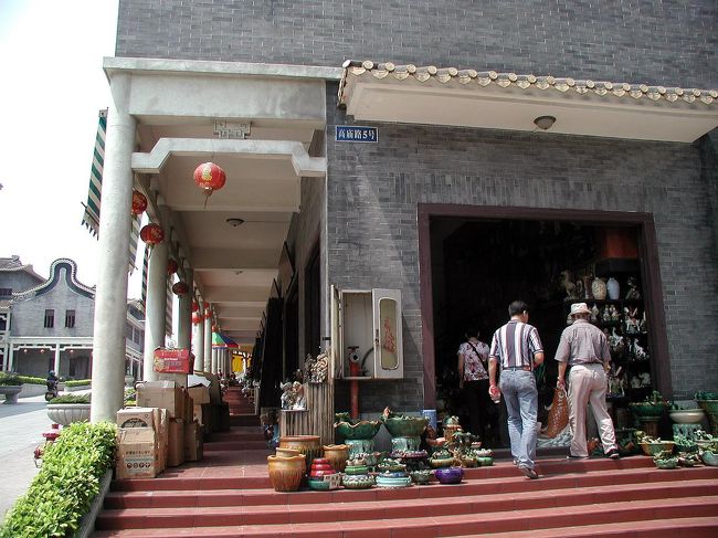 沢山の問屋が建ち並ぶ一角の、一番とっかかりの店。<br />爺ぃが魚を掴んでいるように見えますが、店にある置物と一が重なっているだけです。(^^；