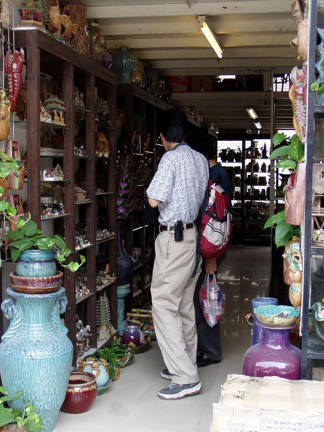 こう言った感じの店は、小物がゴロゴロしていて、お土産には持ってこいのものが沢山あります。安くて買い込んでしまいがち・・・