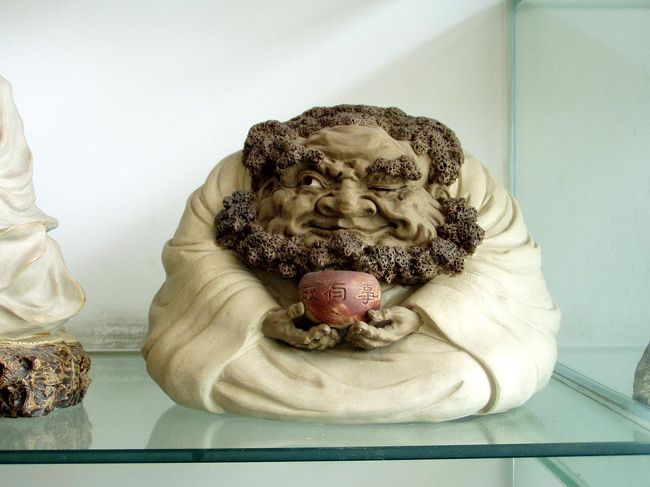 太っちょ僧侶。<br />広州には僧侶をモチーフにしたものも多く見られます。<br />でもこれは、達磨かもしれない・・・(~~；<br />達磨と年配の僧侶、判別しにくくて・・・